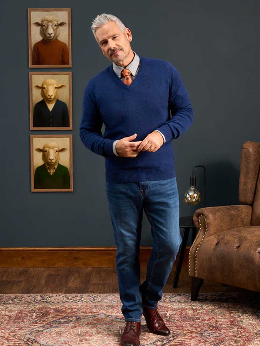 ALAN PAINE Hampshire V Neck Lambswool Classic Fit Jumper - Mens - Indigo - Image 4