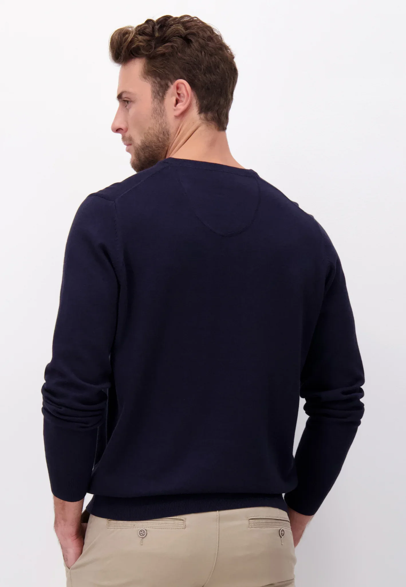 FYNCH HATTON V-Neck Sweater - Men's Fine Knit – Navy - Image 6