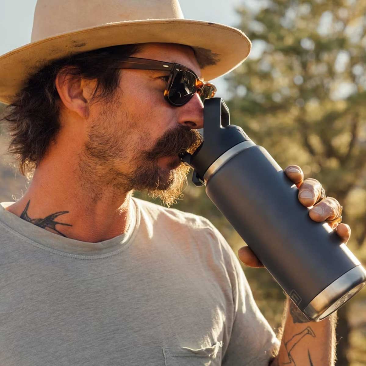 YETI Rambler 26 OZ (769ml) Bottle With Straw Cap - Navy - Image 2