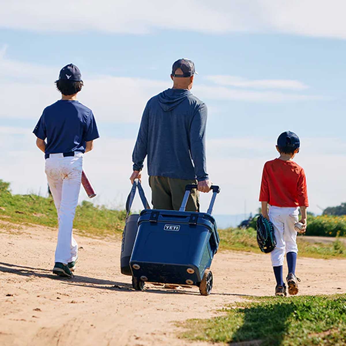 YETI Roadie 32 Wheeled Cooler Box – Navy - Image 2