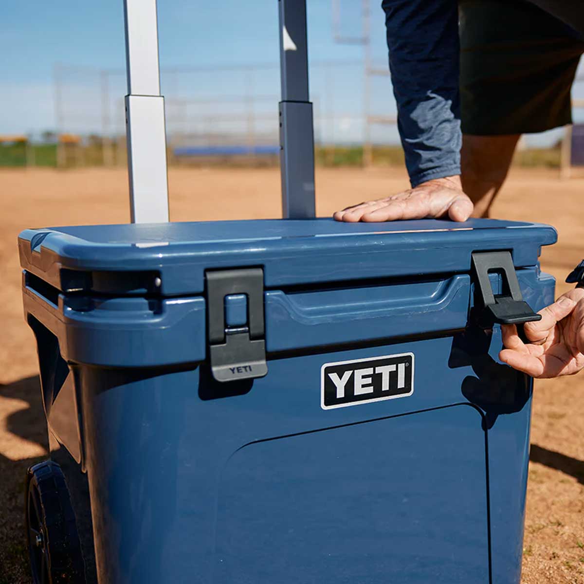 YETI Roadie 32 Wheeled Cooler Box – Navy - Image 3